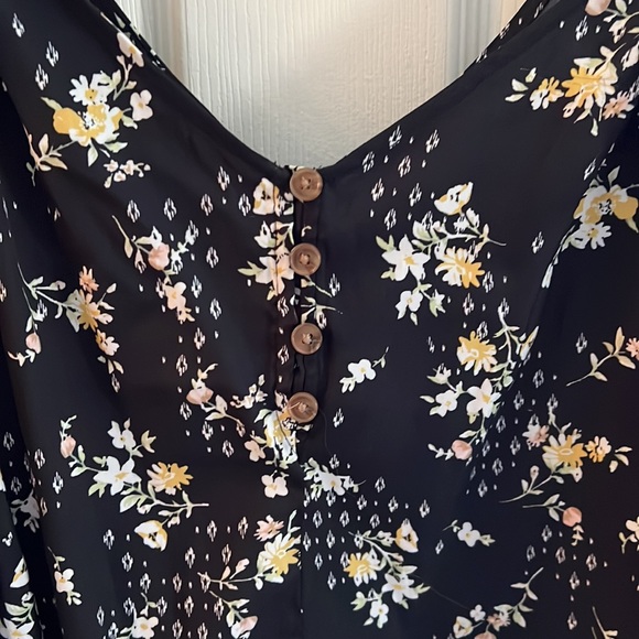 Floral black top - Picture 2 of 6